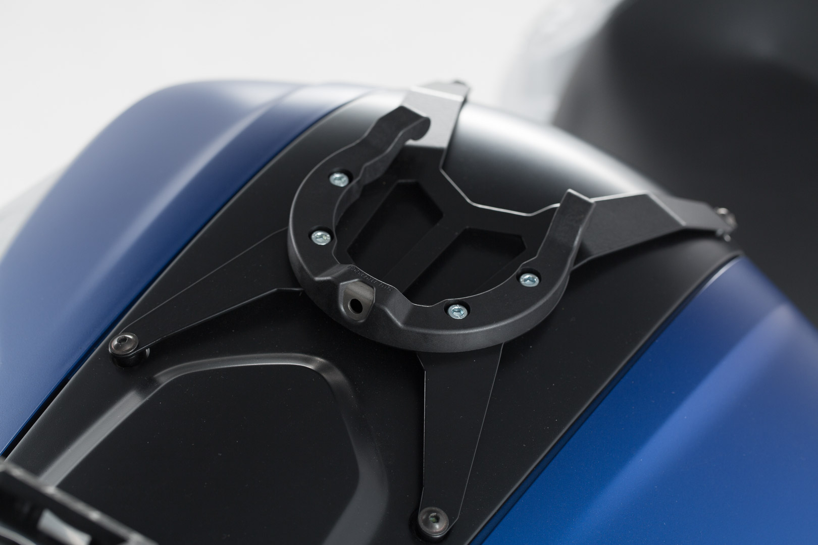 Inelul rezervorului SW-Motech ION - Negru. BMW F800 R/S/ST/GT. Fără șuruburi. Figura 1