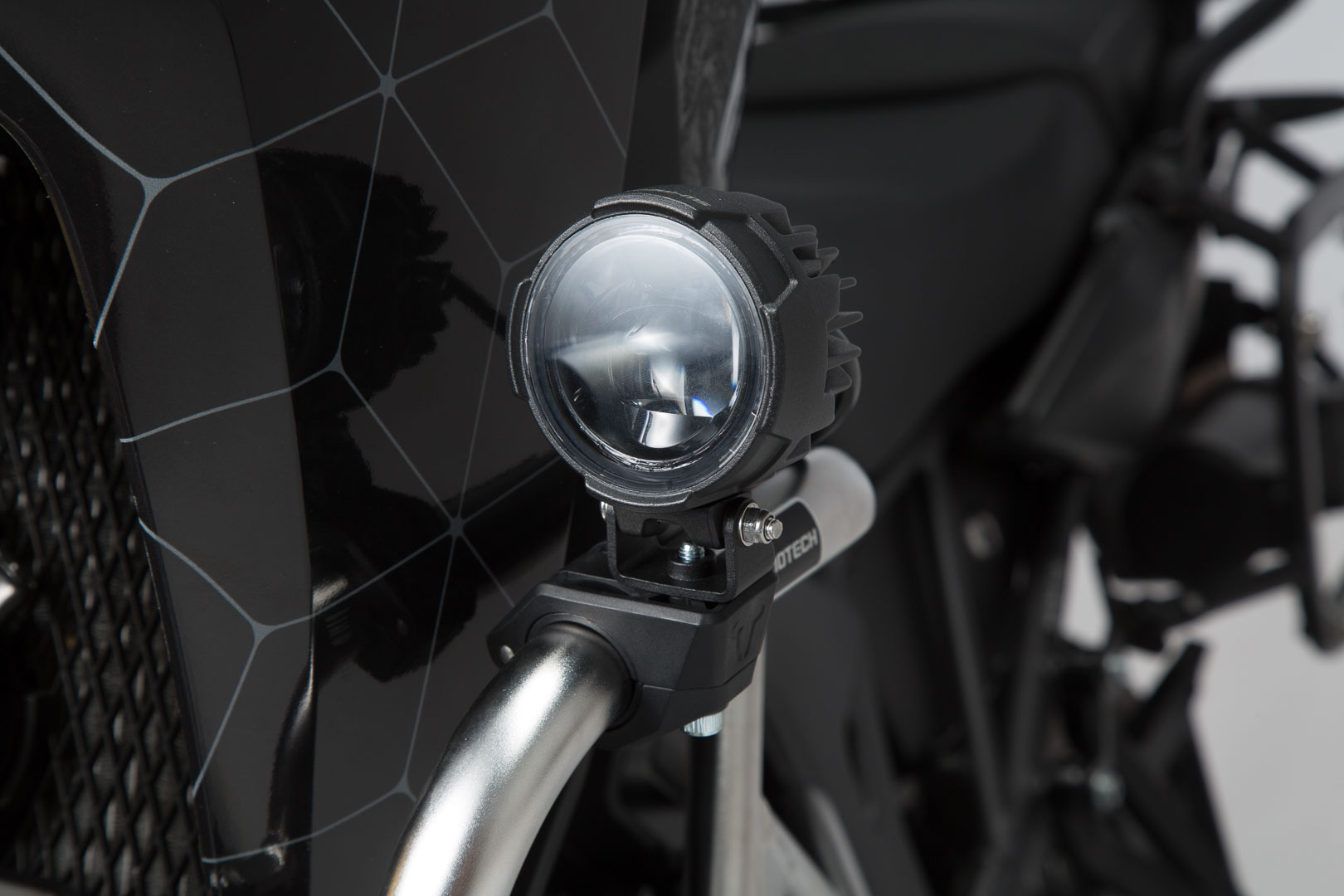 Cleme SW-Motech Crash bar pentru lumini - Negru. Pentru bare de protecție Ø 22/25, 4/26/27/28 mm. Figura 1 Cleme SW-Motech Crash bar pentru lumini - Negru. Pentru bare de protecție Ø 22/25, 4/26/27/28 mm. Figura 1