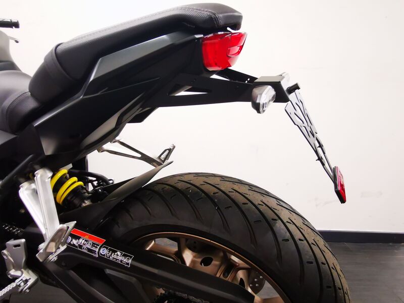 V-DELAR Svart platthållare - Honda CB650R Figur 4
