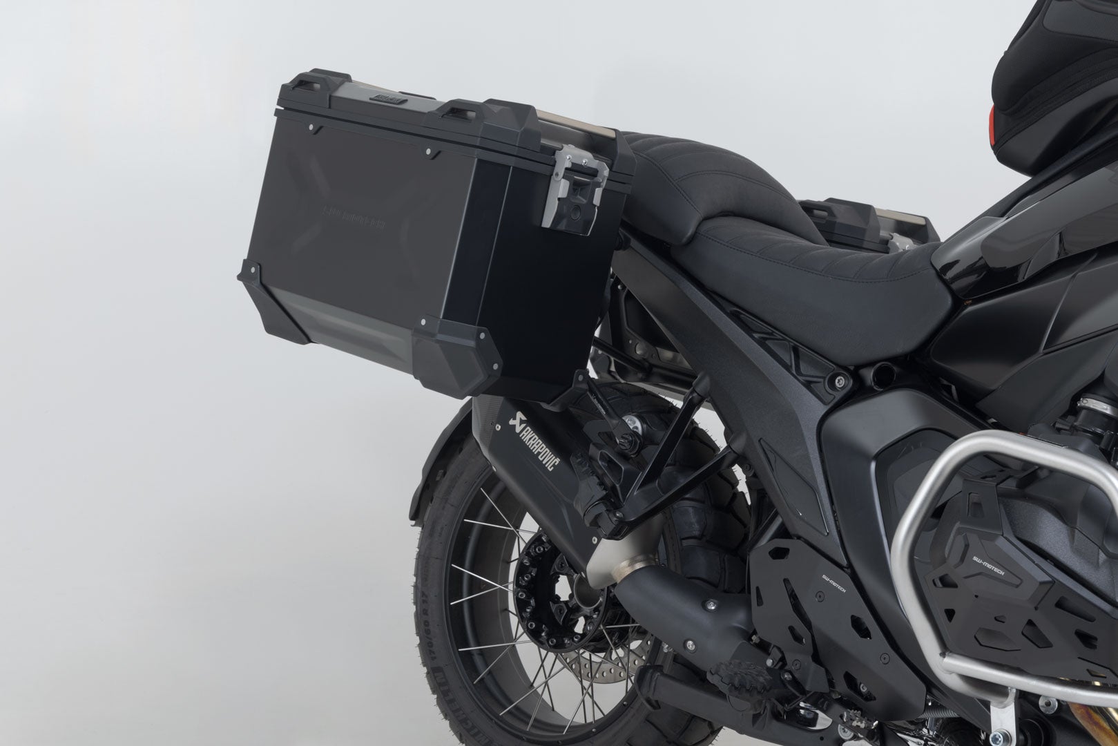 SW-Motech TRAX ADV aluminium case system + Akrapovic - Black. 45/45 l. BMW R 1300 GS (23-). Figure 3