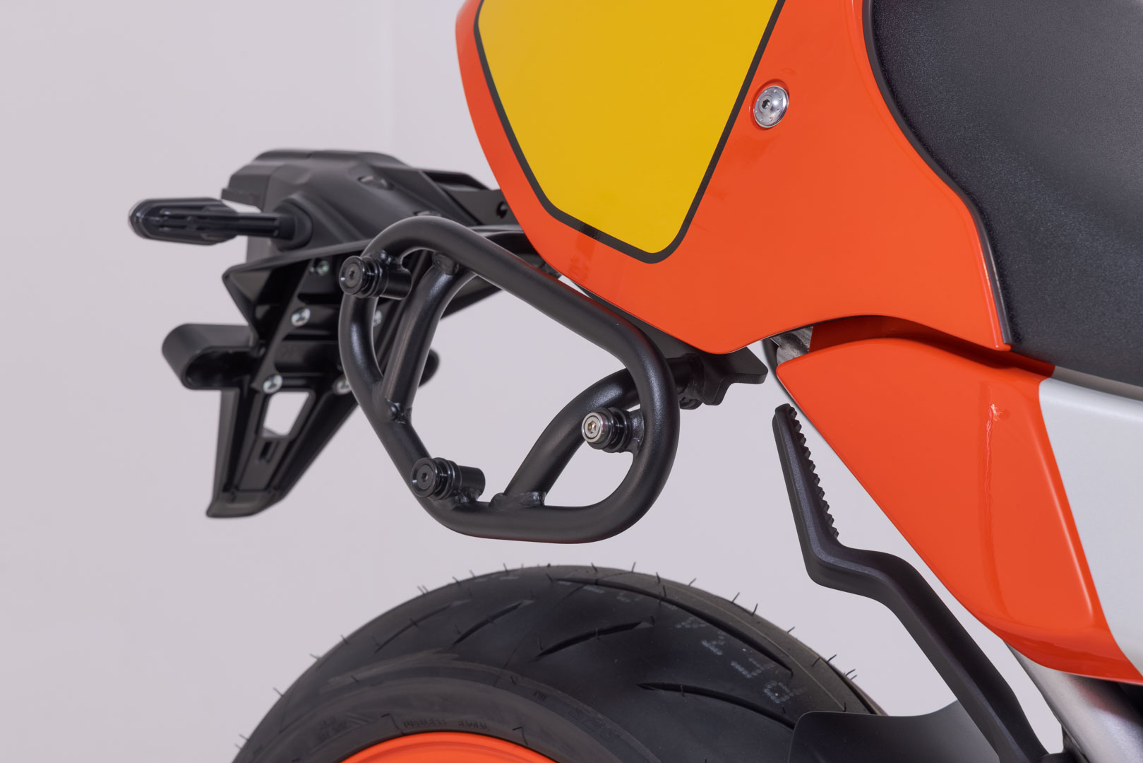 Sistem lateral SW-Motech URBAN ABS - 2x 16,5 l. Yamaha XSR900 (21-) / GP (23-). Figura 4