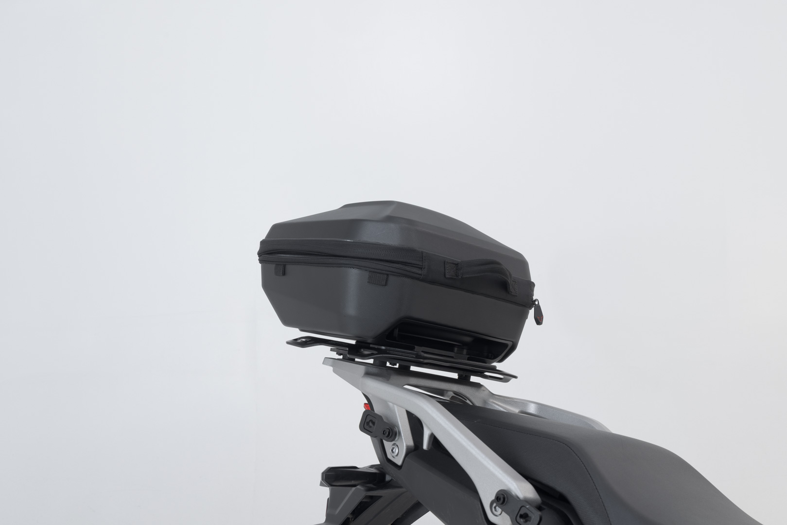SW-Motech URBAN ABS toppfodral - Svart. Honda XL750 Transalp (22-). Figur 5