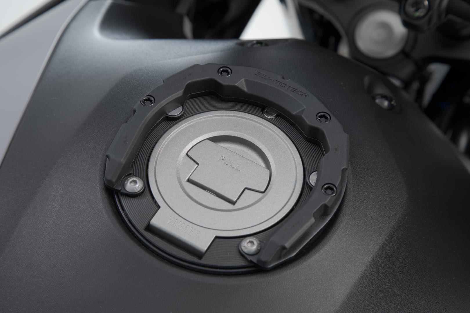 Inelul pentru rezervor SW-Motech PRO - Negru. Ducati/ Triumph/ Yamaha. Rezervor cu 5 șuruburi. Figura 2