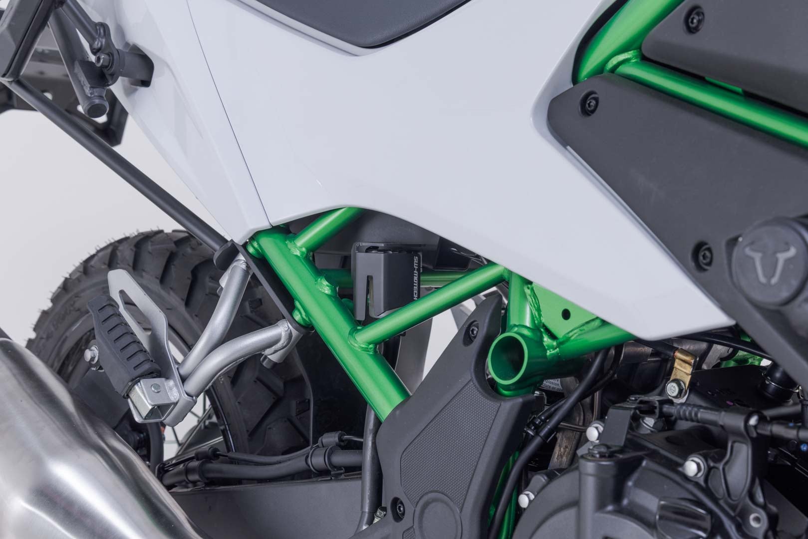 Side view of SW-Motech Brake reservoir guard - Black. Kawasaki KLE500 / KLE500 SE (26-).
