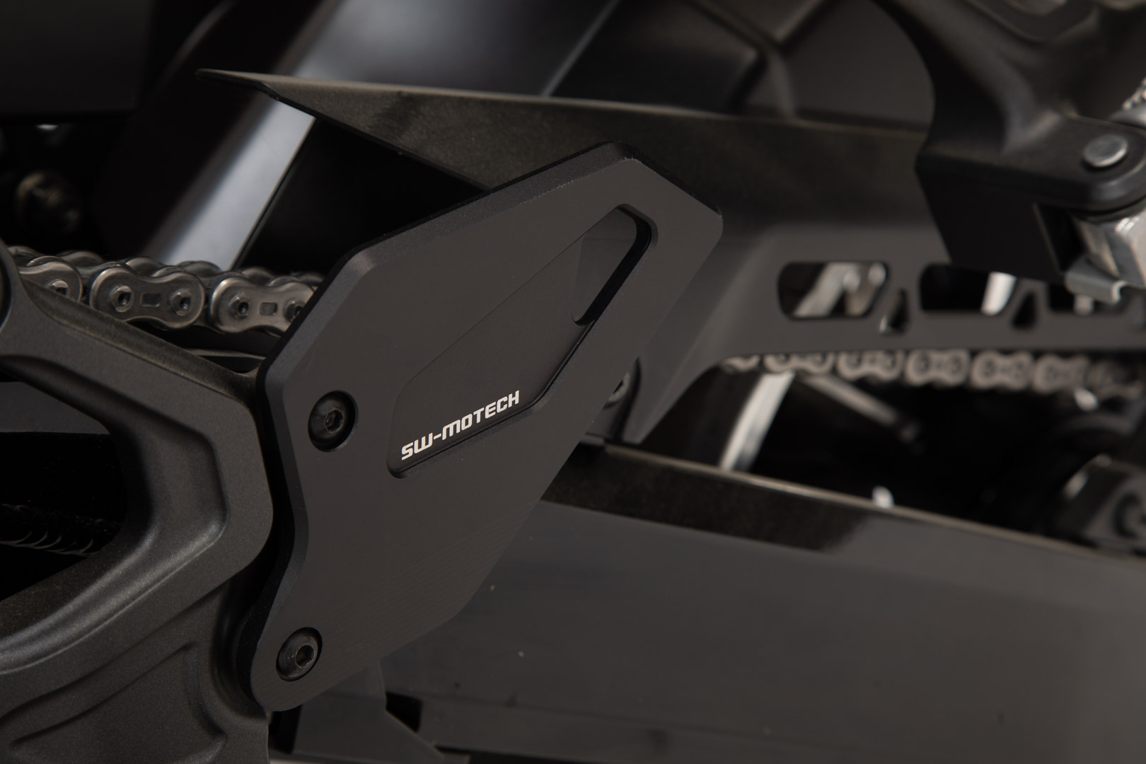 SW-Motech Heel guard - Negru. Kawasaki Z900RS/ Cafenea / SE (17-). Figura 4