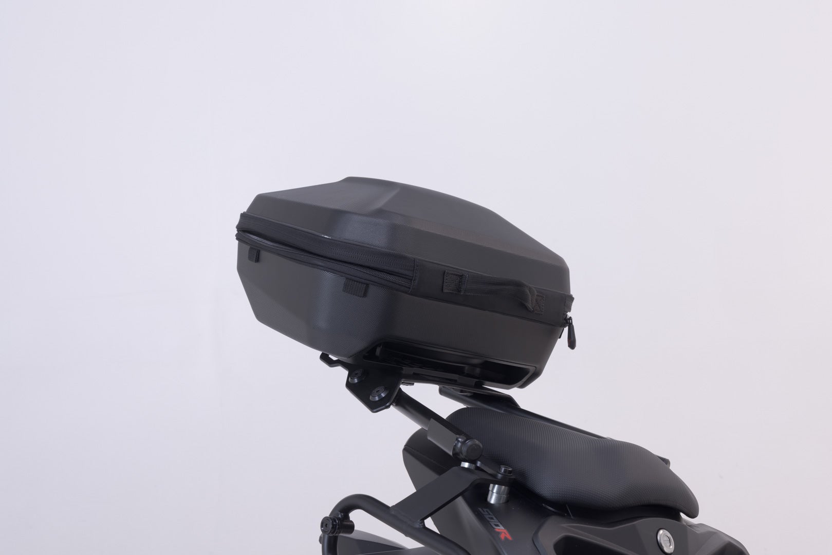 SW-Motech URBAN ABS topcase-system - Sort. Voge 500R (19-) / R625 (25-). Figur 5