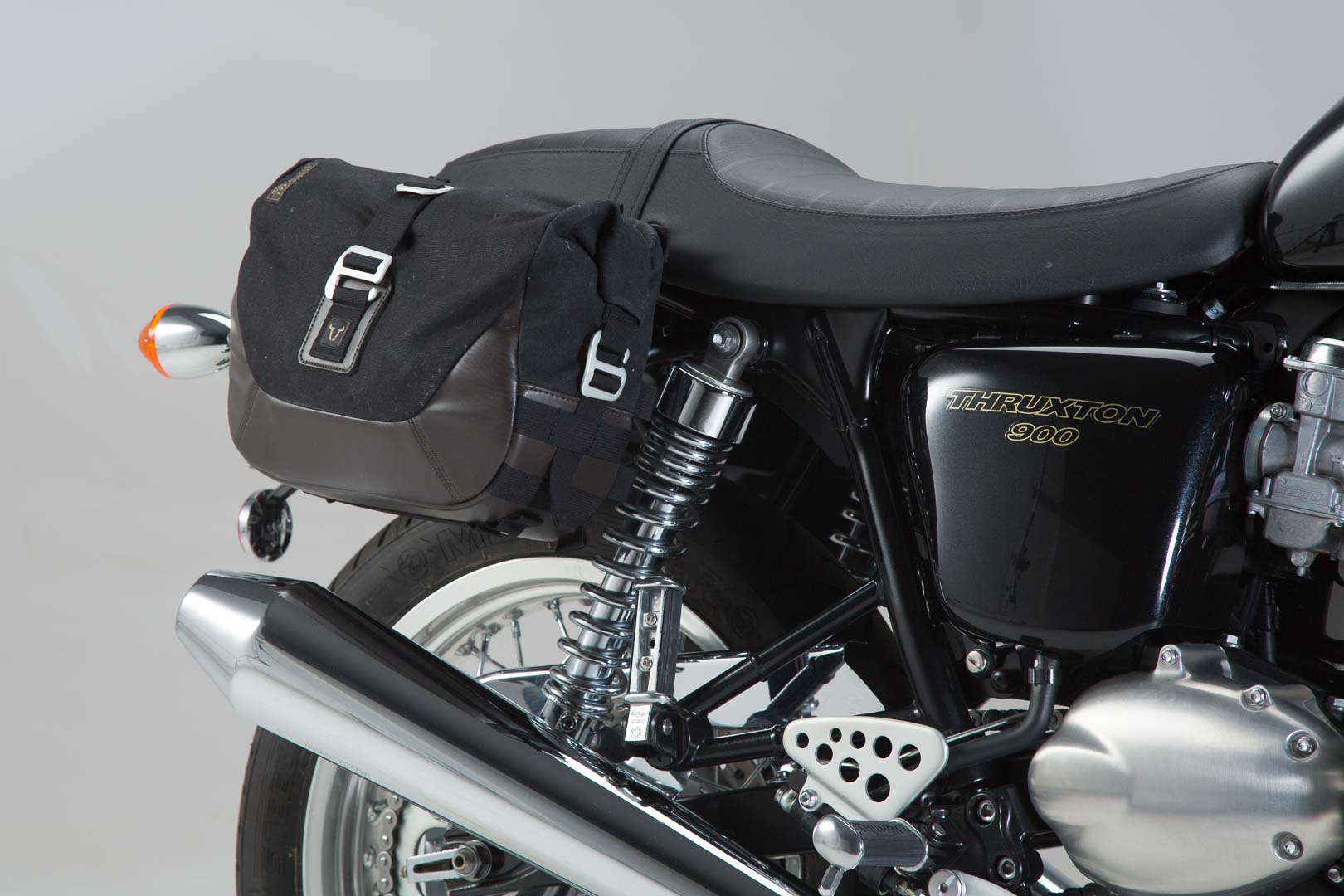 Side view of SW-Motech Legend Gear side bag system LC Black Edition - Triumph Thruxton 900 (04-15)/Bonneville SE(04-16).