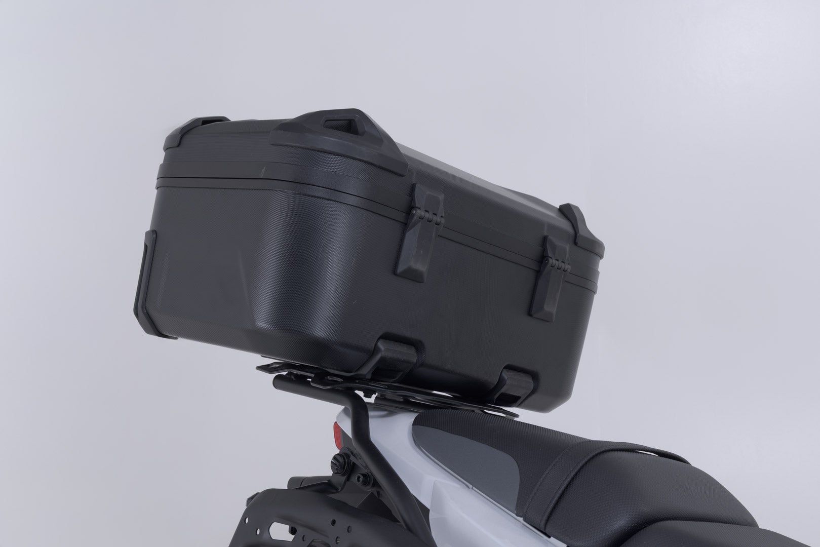 Side view of SW-Motech Adventure set DUSC with top case XL - Black. Kawasaki KLE500 / KLE500 SE (26-).