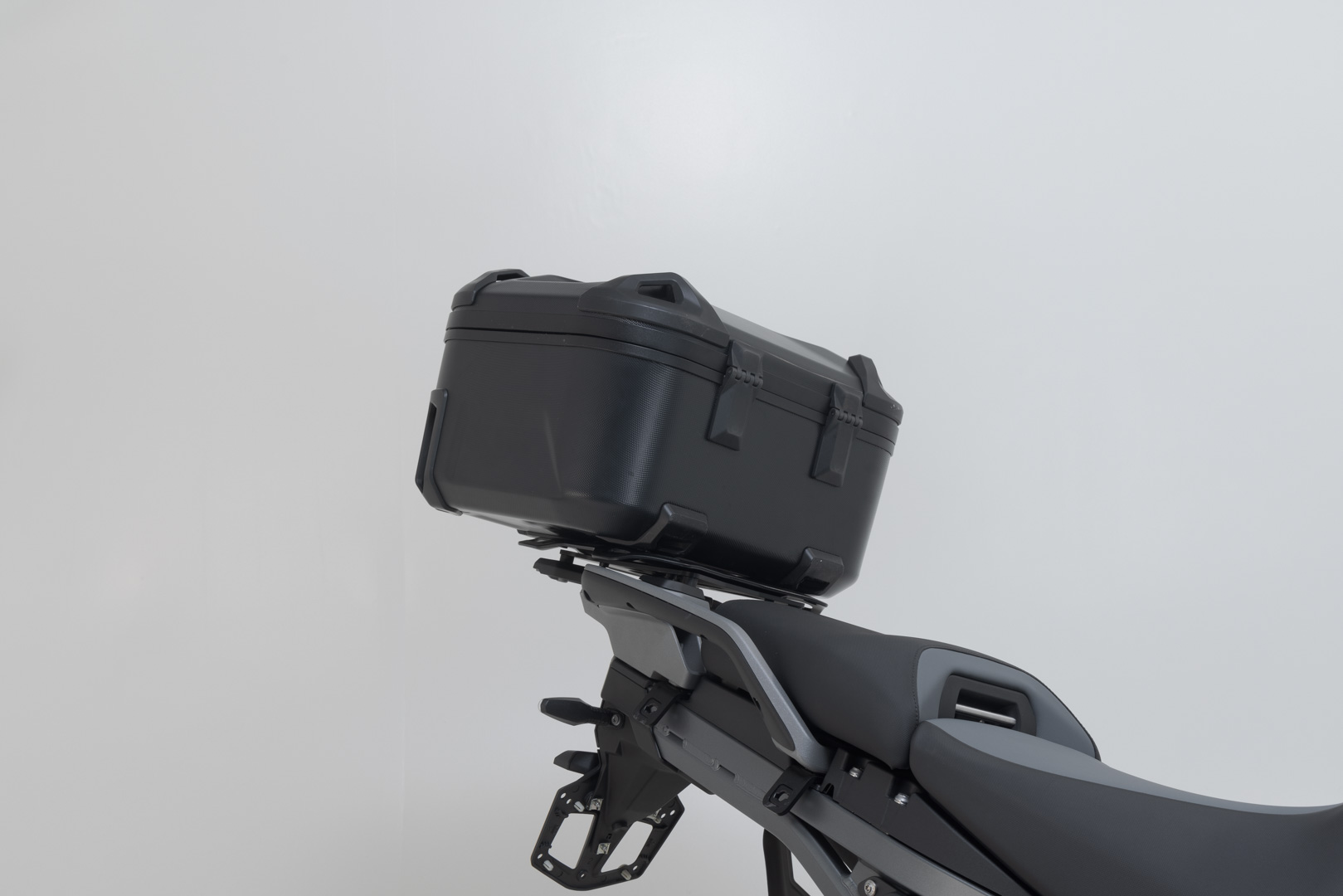SW-Motech Äventyrsset DUSC med toppfodral L - Svart. BMW R 1300 GS . Hållare för BMW-toppfodral. Figur 5