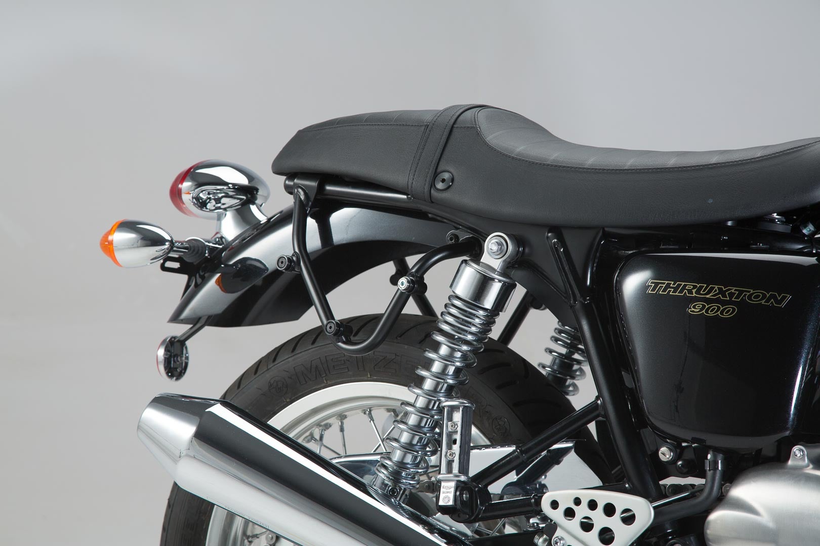Side view of SW-Motech Legend Gear side bag system LC Black Edition - Triumph Thruxton 900 (04-15)/Bonneville SE(04-16).