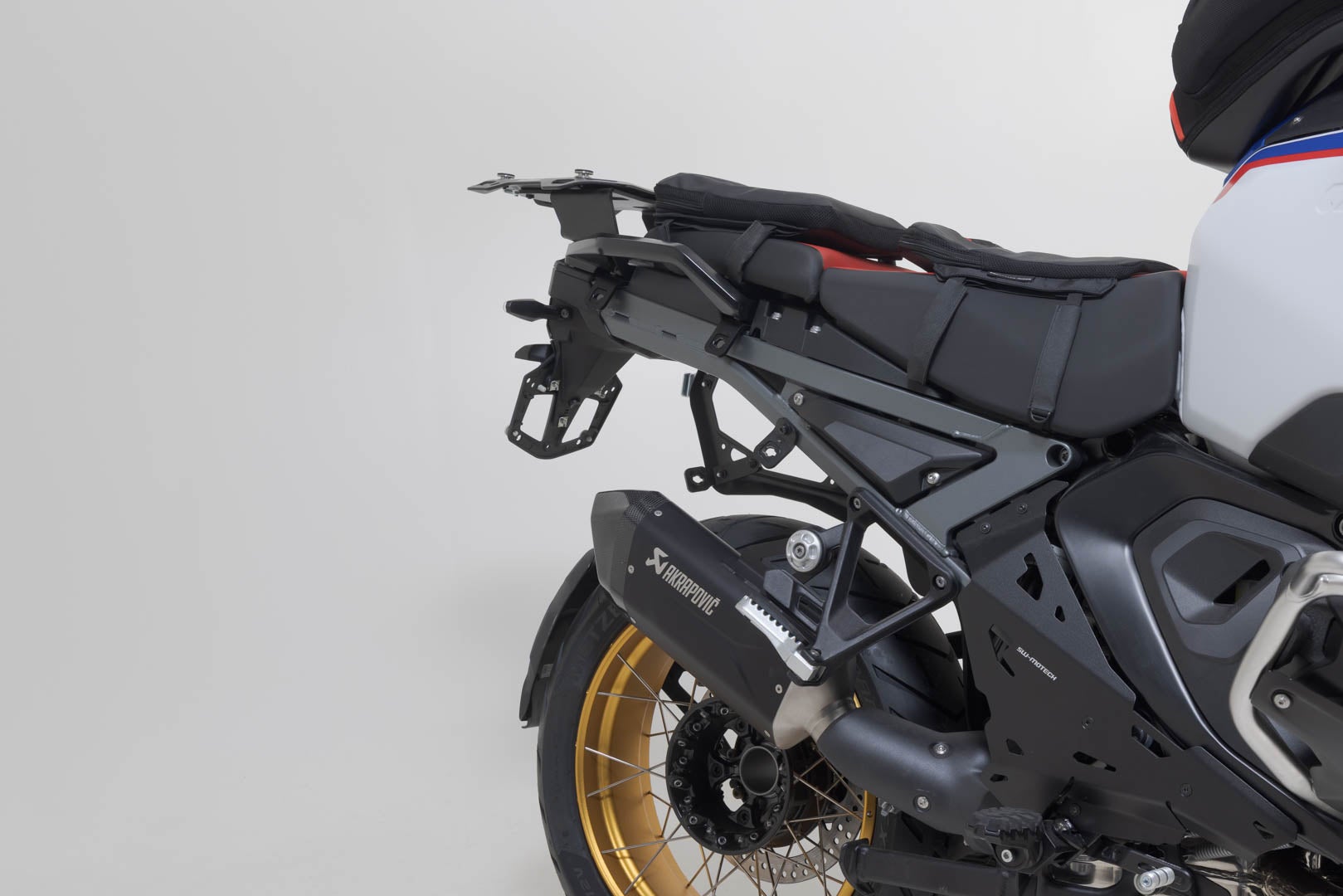 SW-Motech TRAX ADV Alukoffer-System + Akrapovic - Silbern. 45/45 l. BMW R 1300 GS Adv. (24-). Abbildung 5