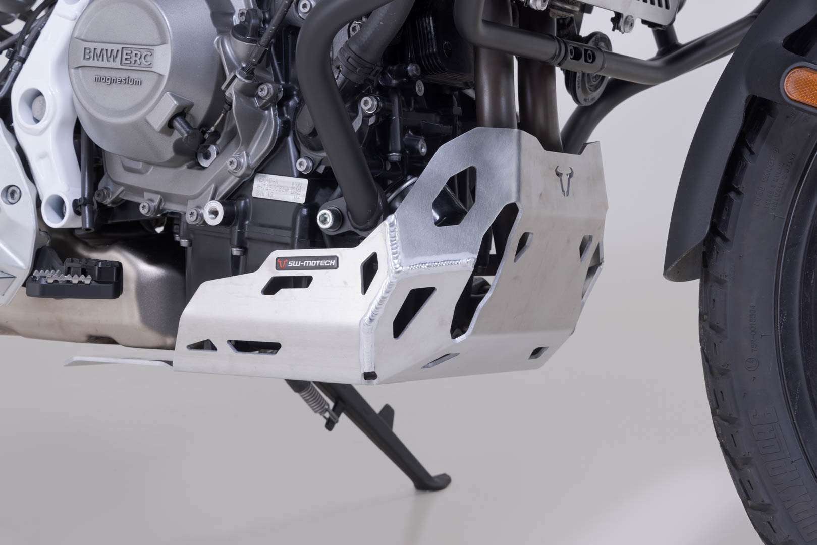 SW-Motechエンジンガード - シルバー。BMW F 450 GS(25-)。 図4