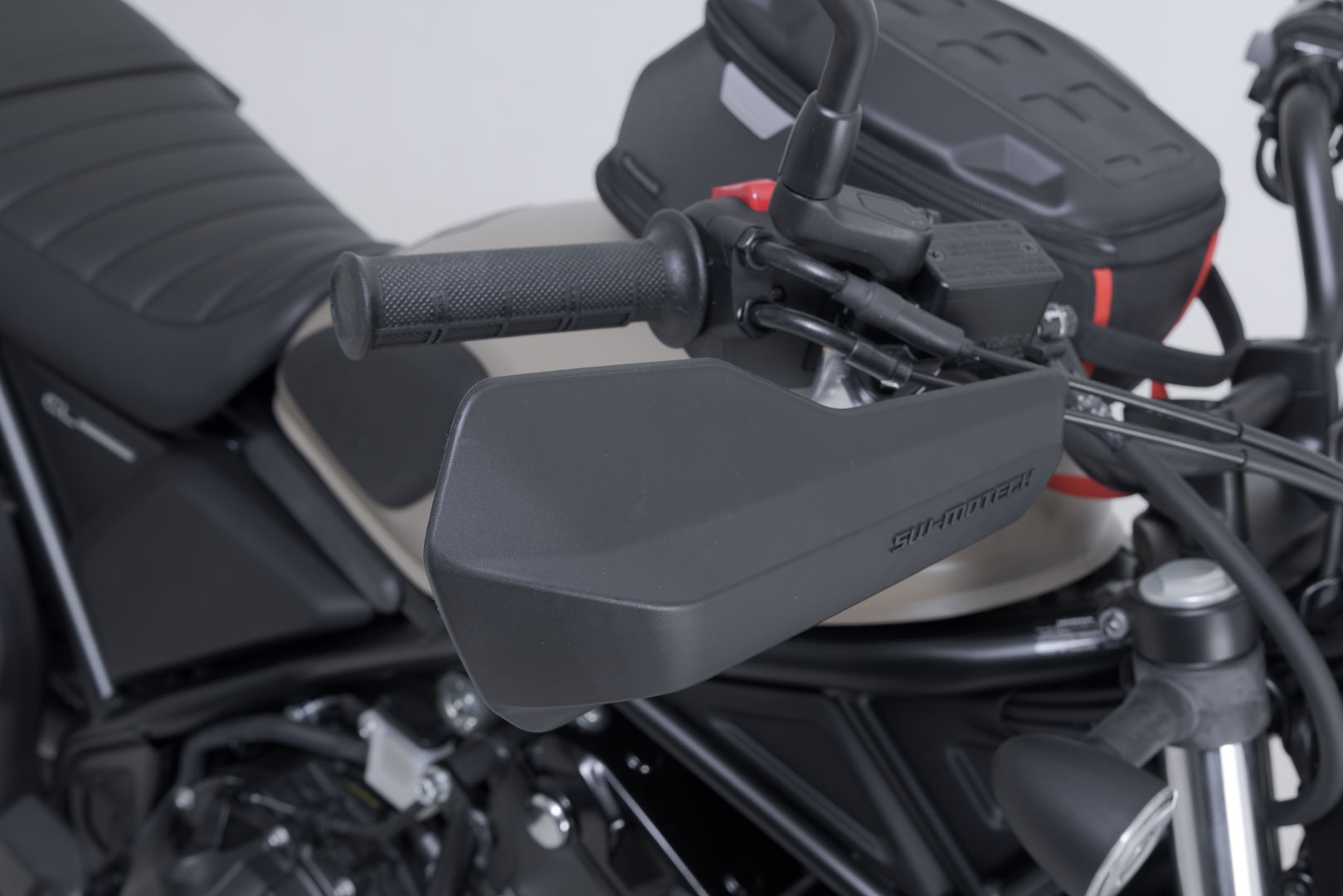 Kit SW-Motech Sport de protecție de mână - Negru. Pentru ghidonuri de 22 mm. Atașare cu un singur punct. Figura 4