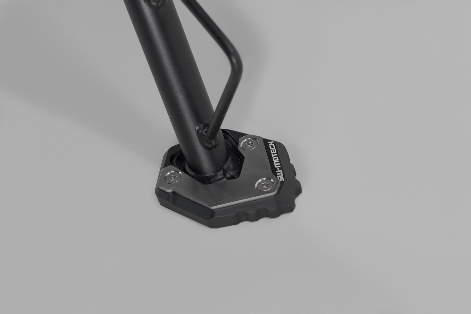 SW-Motech prodloužení pro boční stojan - černé/stříbrné. CFMoto 300NK/ 800MT/-X/ 1000MT-X. Obrázek 1