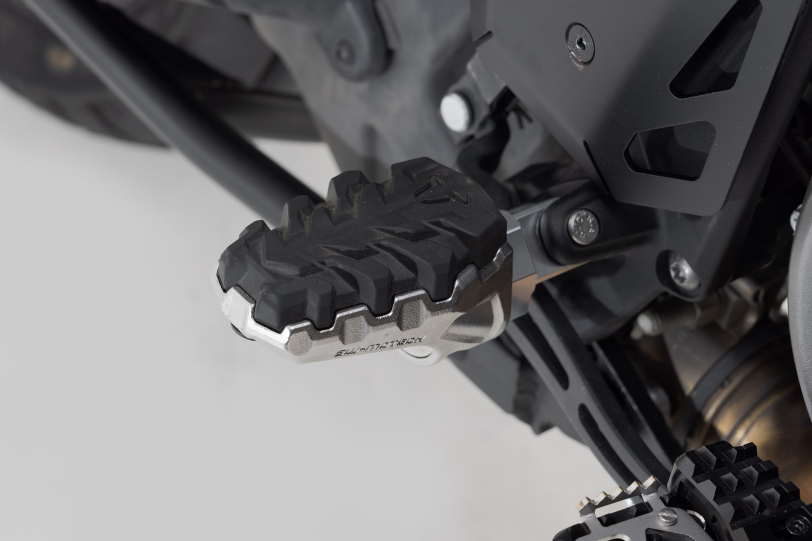 SW-Motech EVO fotstöd kit - Harley-Davidson Pan America (21-). Figur 1