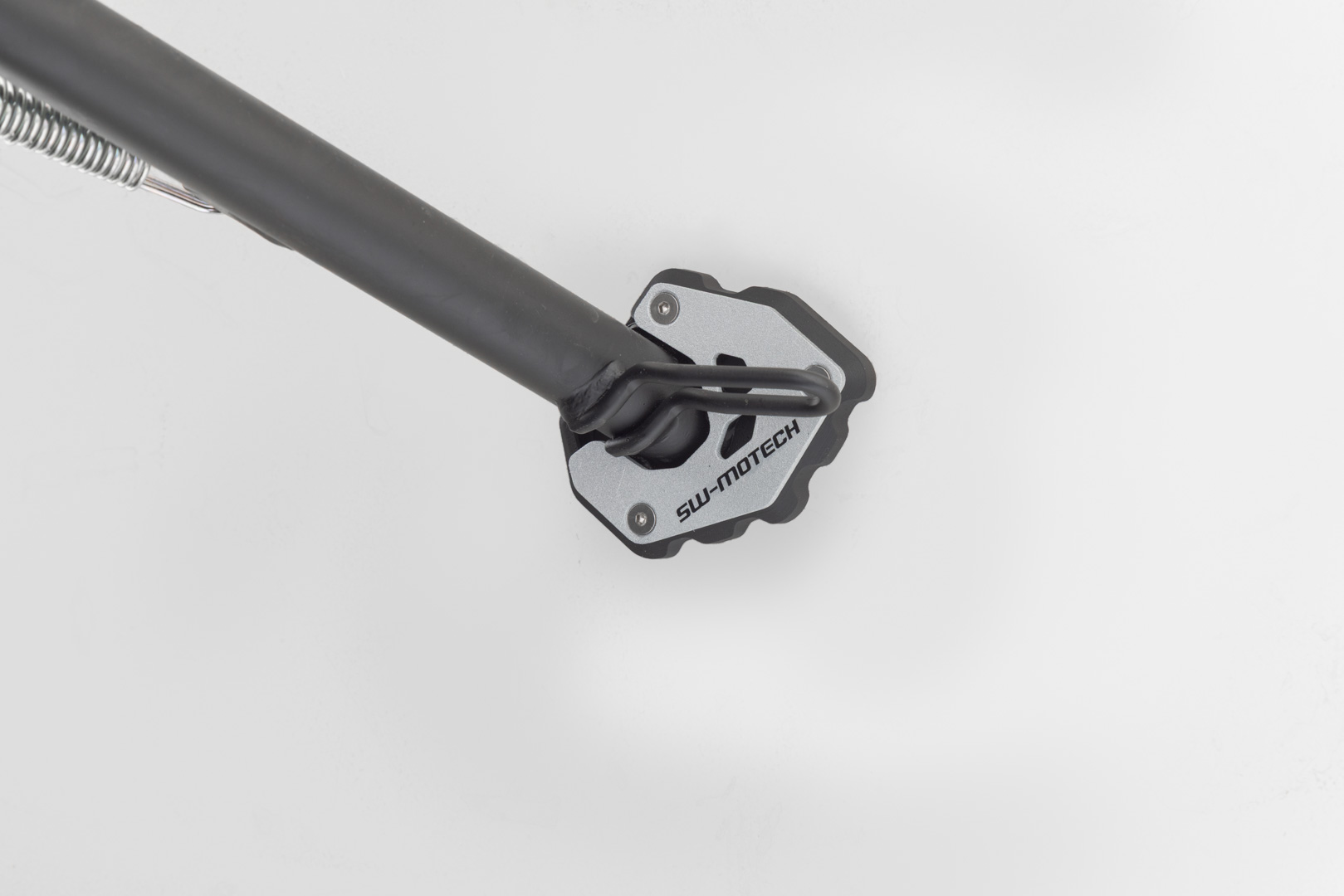 Extensie SW-Motech pentru piciorul lateral - Negru/argintiu. Trident Triumph 660 (24-). Figura 1