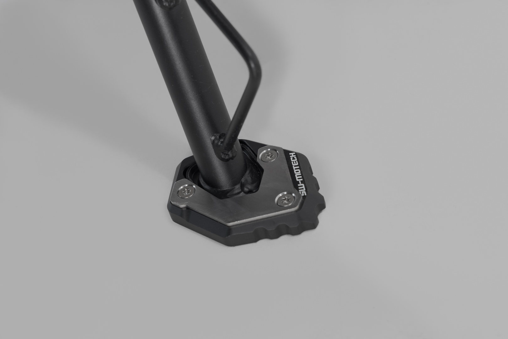 Extensie SW-Motech pentru piciorul lateral - Negru/argintiu. CFMoto 800MT / 800MT-X. Figura 1