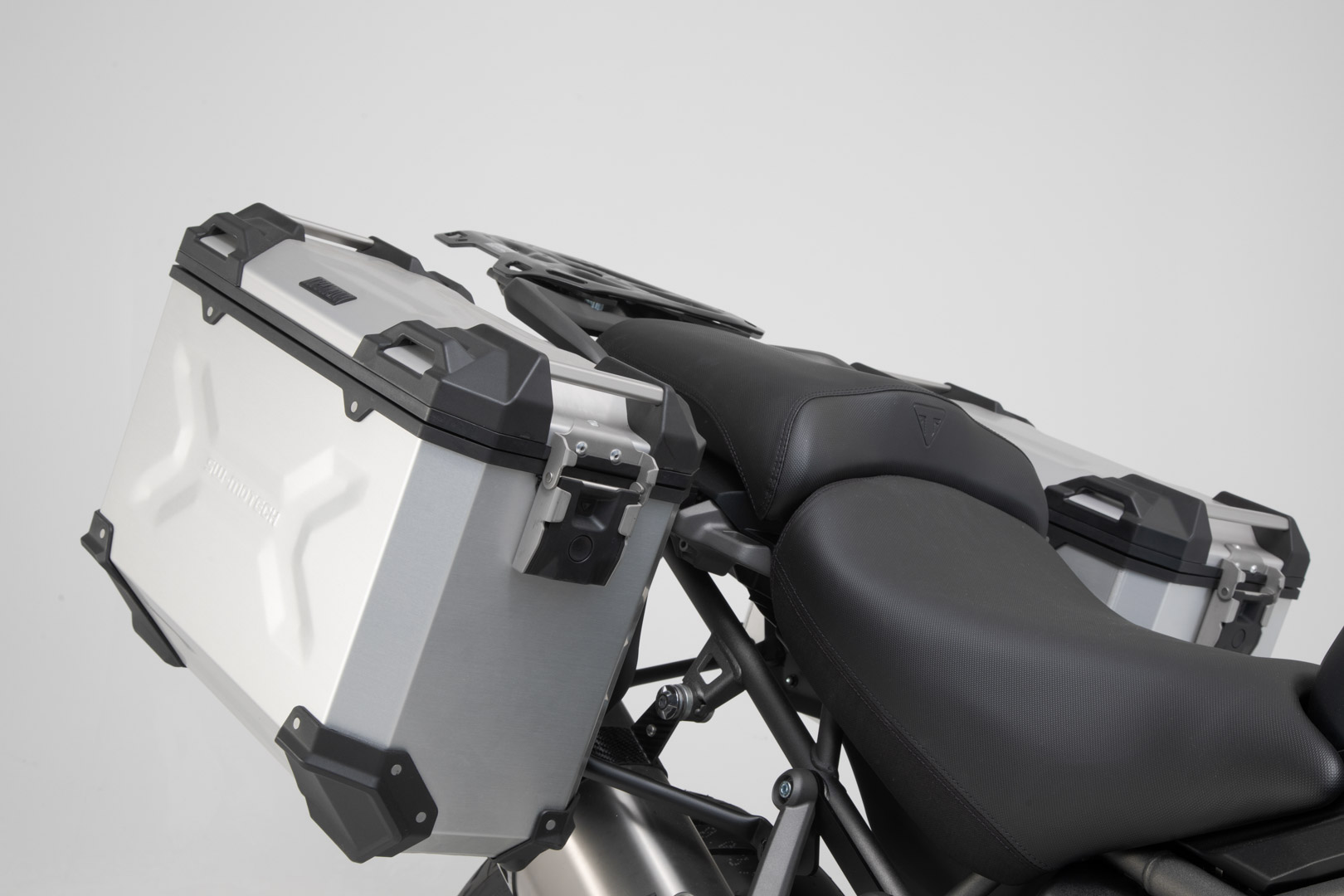 Sistem de carcasă din aluminiu SW-Motech TRAX ADV - Argintiu. 45/45 l. Triumph Tiger 1200/Explor (11-). Figura 2
