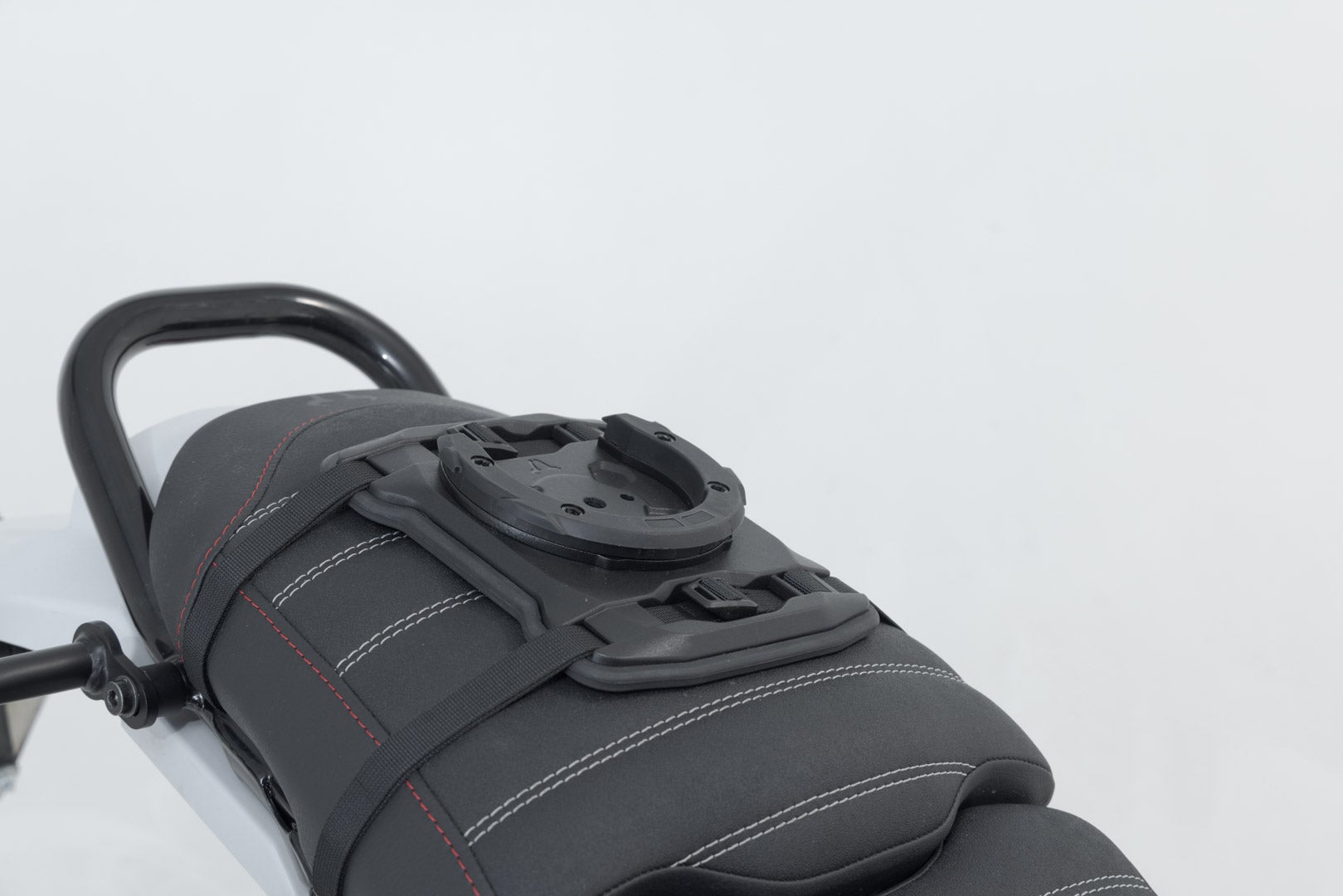 SW-Motech EVO Seat Ring - Preto. Para montagem no assento. Figura 3