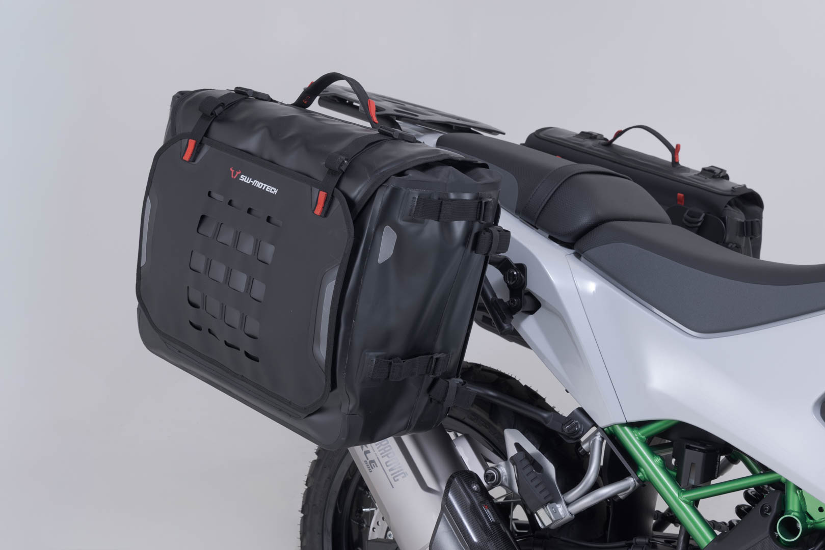 Side view of SW-Motech SysBag WP L/L system for Akrapovic - Kawasaki KLE500 / KLE500 SE (26-).