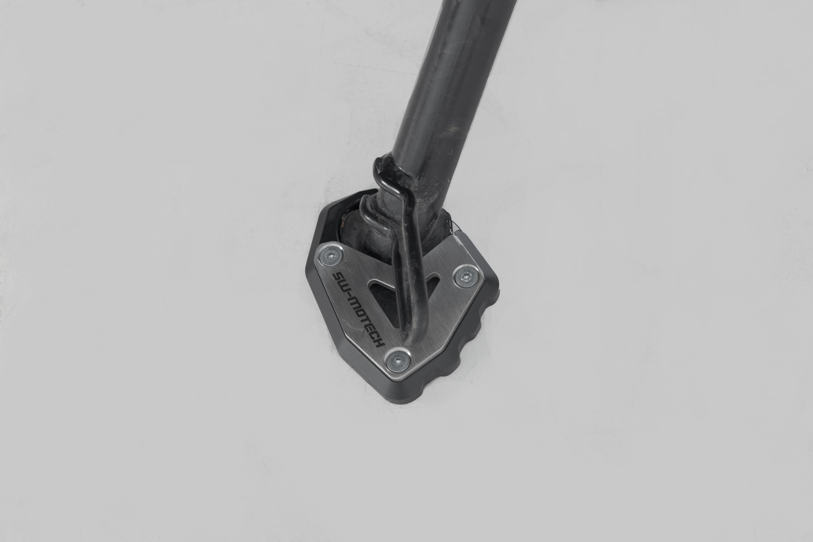 Extensie SW-Motech pentru piciorul lateral - Negru/argintiu. Triumful Trident 660 (21-24). Figura 2
