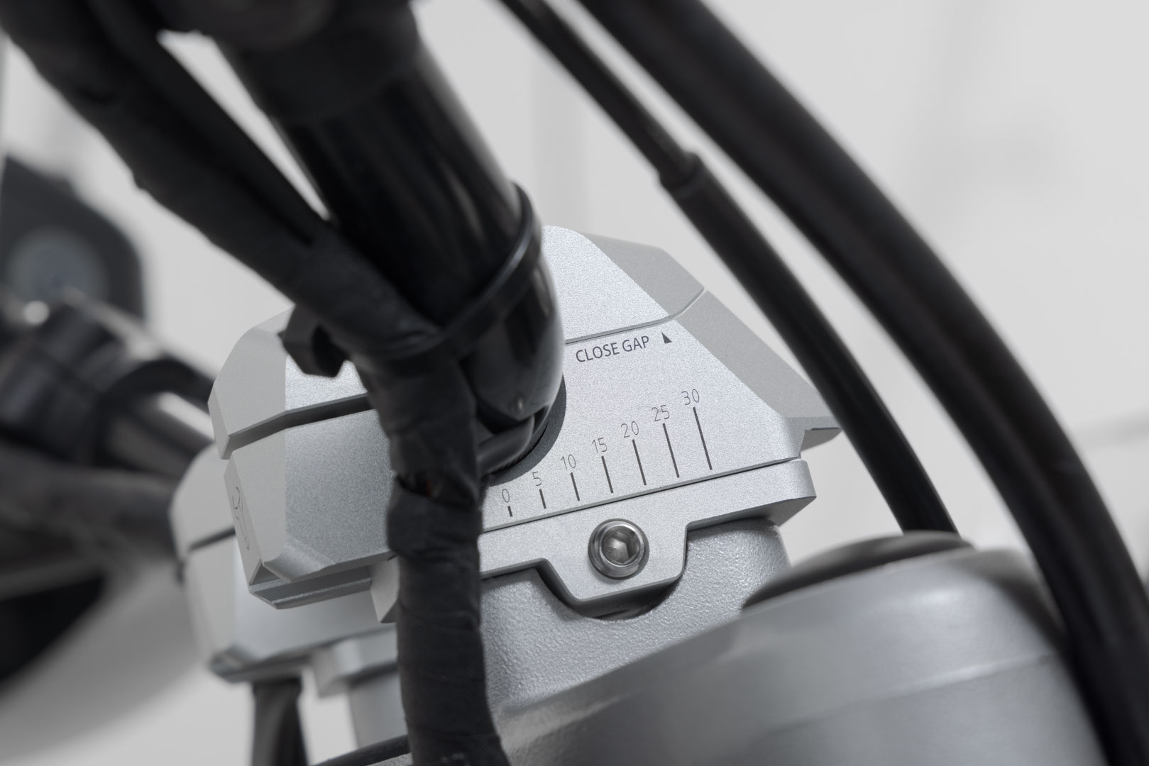 Variabilă spate cu bară SW-Motech pentru ghidon Ø22 - H=25mm. Spate 5/10/15/20/25/30 mm. Argintiu. Figura 2