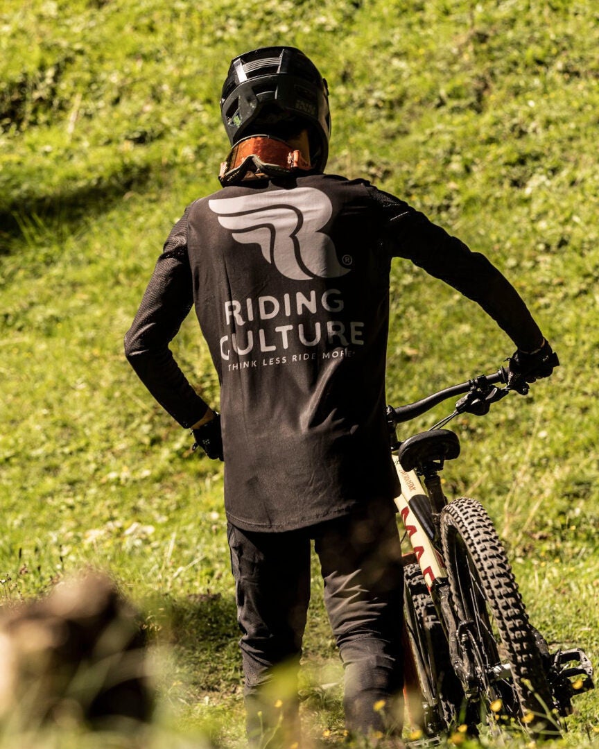 Side view of Riding Culture Sender 1.1 Long Sleeve Cycling Jersey