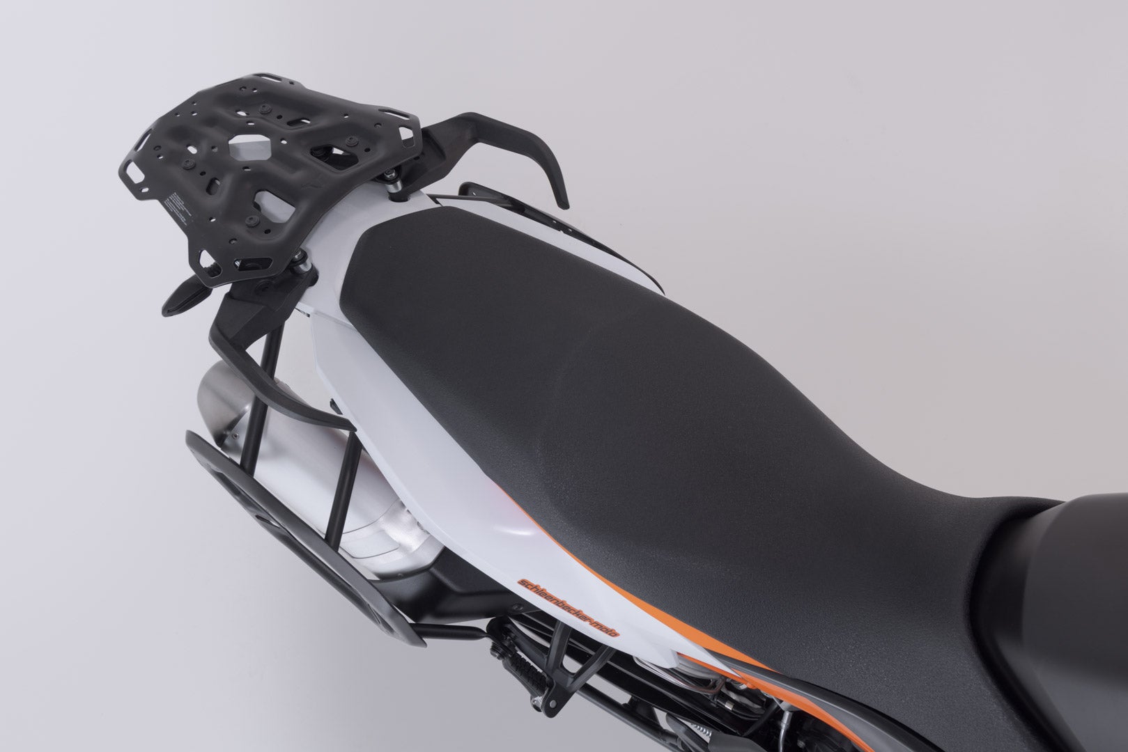 Side view of SW-Motech Adventure set DUSC with top case L - Black. KTM 790 Adv/R, 890 Adv/R, 890 SM T.
