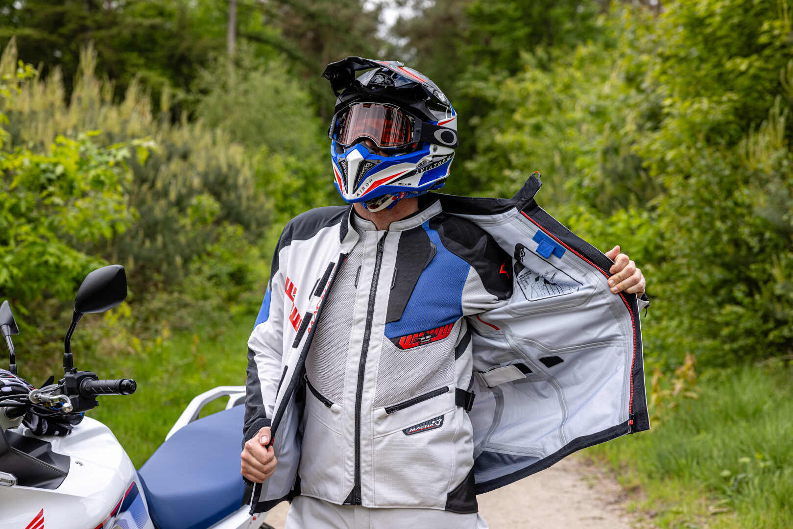 Macna Synchrone waterproof Motorcycle Textile Jacket light grey/black M Figure 8