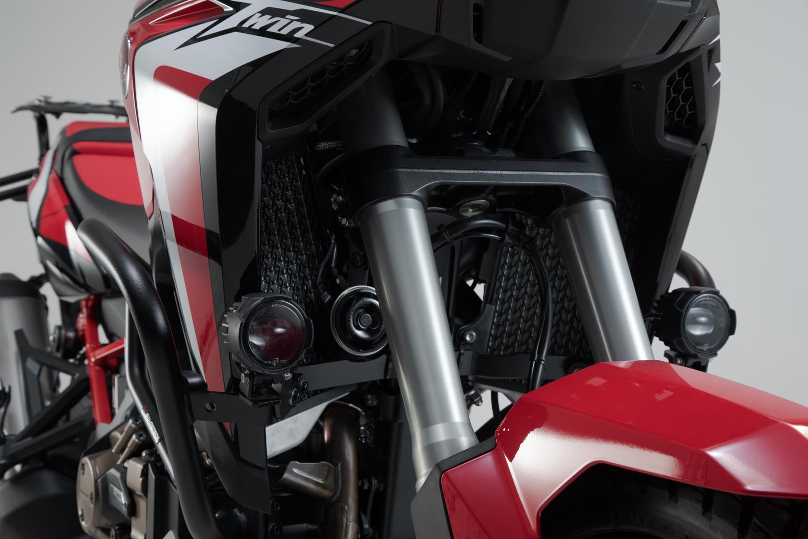 SW-Motech Suporte de luz - Preto. Honda CRF1000L/CRF1100L com barra de colisão. Figura 1