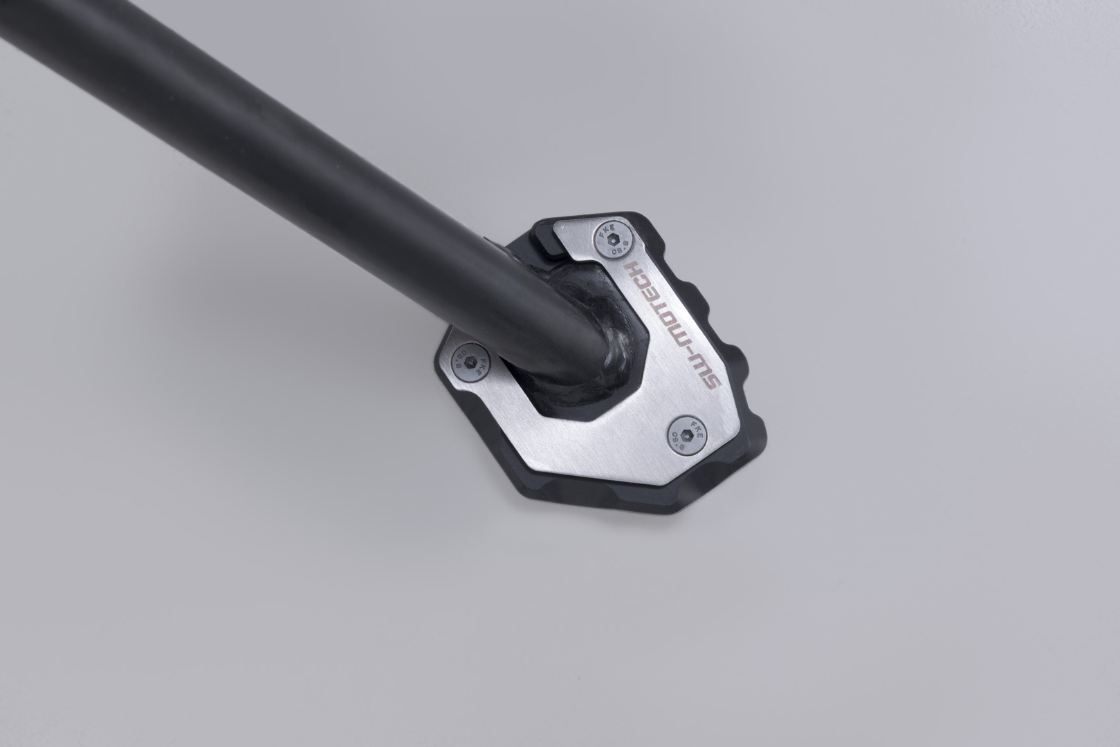 Extensie SW-Motech pentru piciorul lateral - Negru/argintiu. Suzuki DR-Z4S (25-). Figura 1 Extensie SW-Motech pentru piciorul lateral - Negru/argintiu. Suzuki DR-Z4S (25-). Figura 1