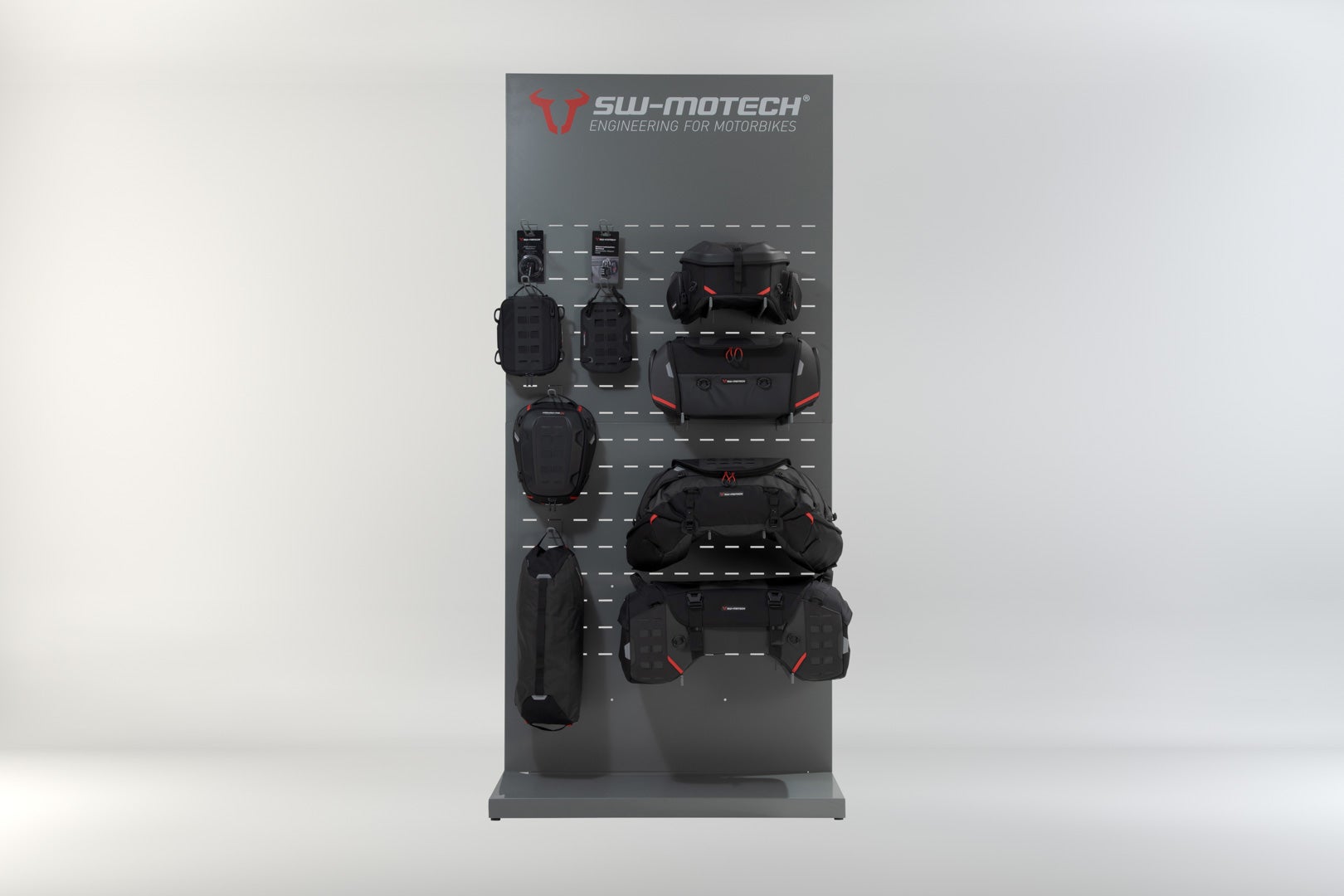 SW-Motech Verkaufsdisplay Wand mit Bestückung - Thema: PRO Hecktaschen und Zubehör. Abbildung 1