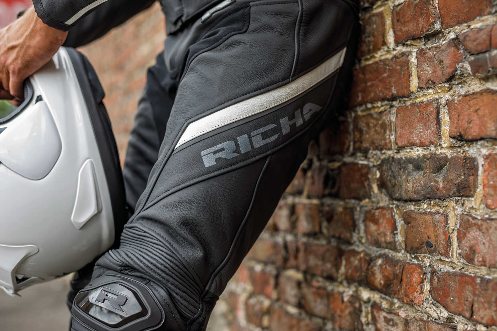 Richa Viper 2 Street perforated Motorcycle Leather Pants black/white 52 Figure 3