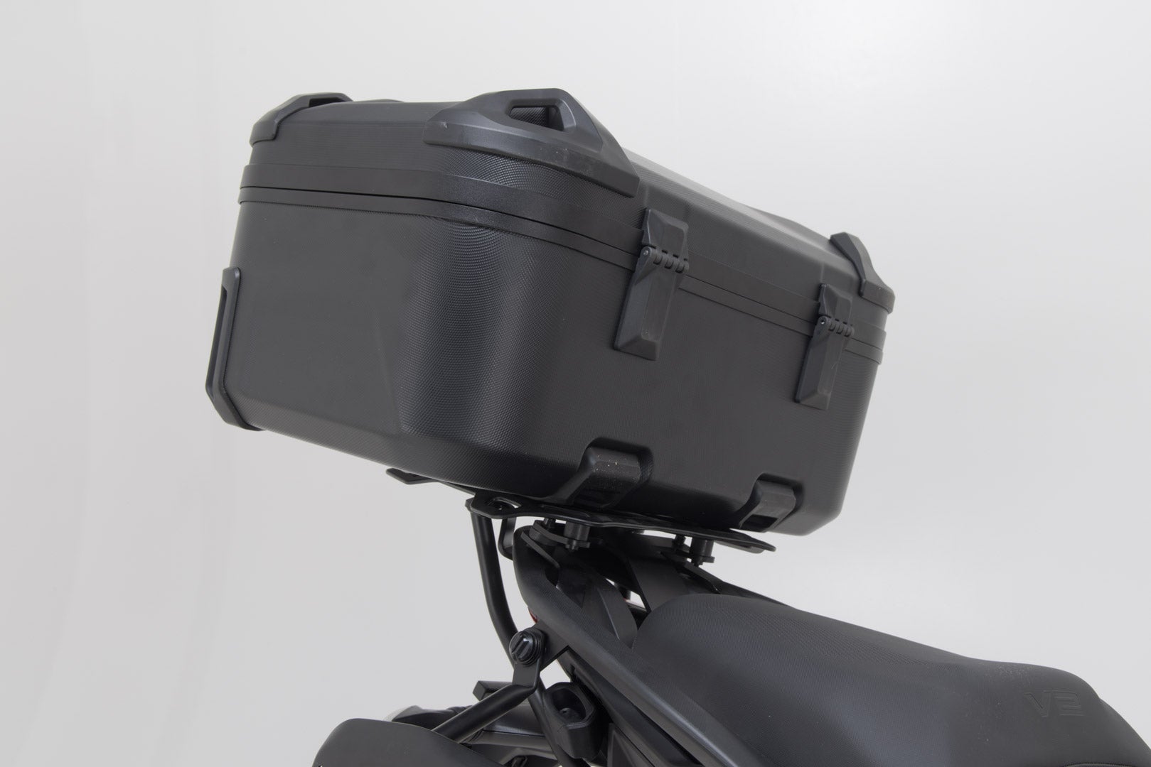Side view of SW-Motech DUSC XL top case system - Black. 55 l. Ducati Multistrada V2 / V2 2 (24-).