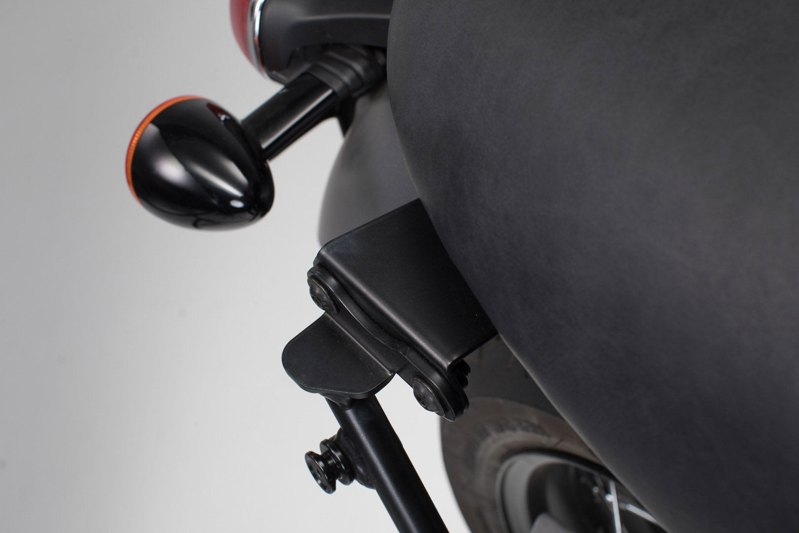 Adaptador SW-Motech para a transportadora lateral SLC esquerda - Para Bonneville T100/120 (15-) sem passagem. grab rail. Figura 1 Adaptador SW-Motech para a transportadora lateral SLC esquerda - Para Bonneville T100/120 (15-) sem passagem. grab rail. Figura 1