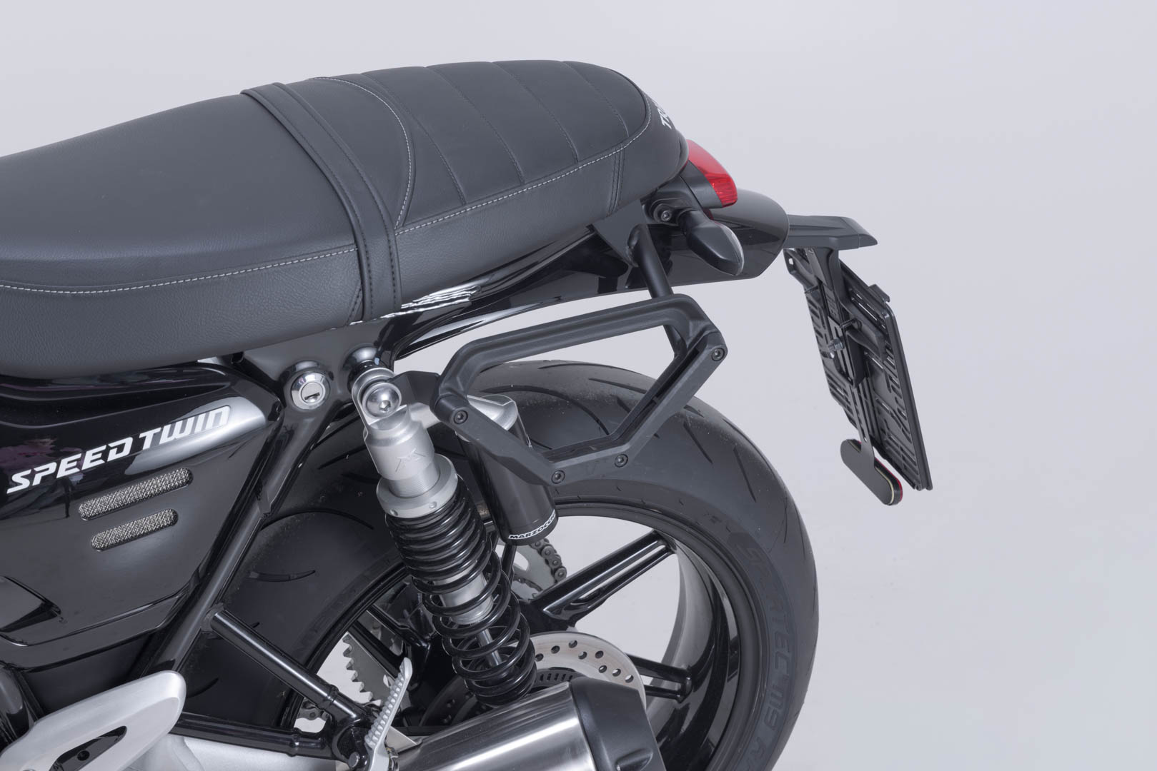 SW-Motech V-LOC sidobärare vänster – Triumph Speed Twin 1200 (18-). Figur 3
