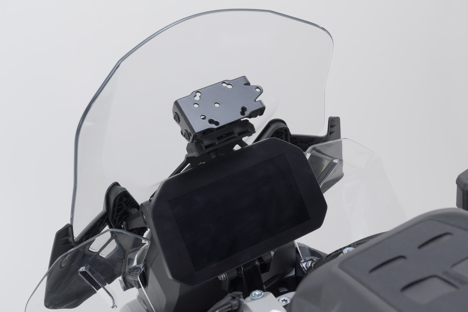 SW-Motech GPS-fäste för sittbrunn - Svart. BMW R 1300 GS (23-) / Äventyr (24-). Figur 1