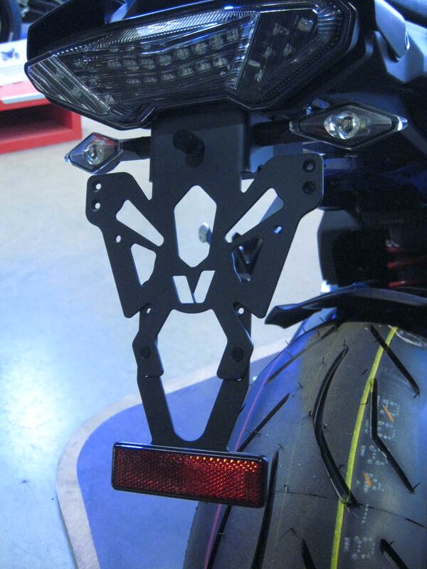 PĂRȚILE V Deținător de număr de înmatriculare Yamaha MT-09/MT-10 neagră Figura 1