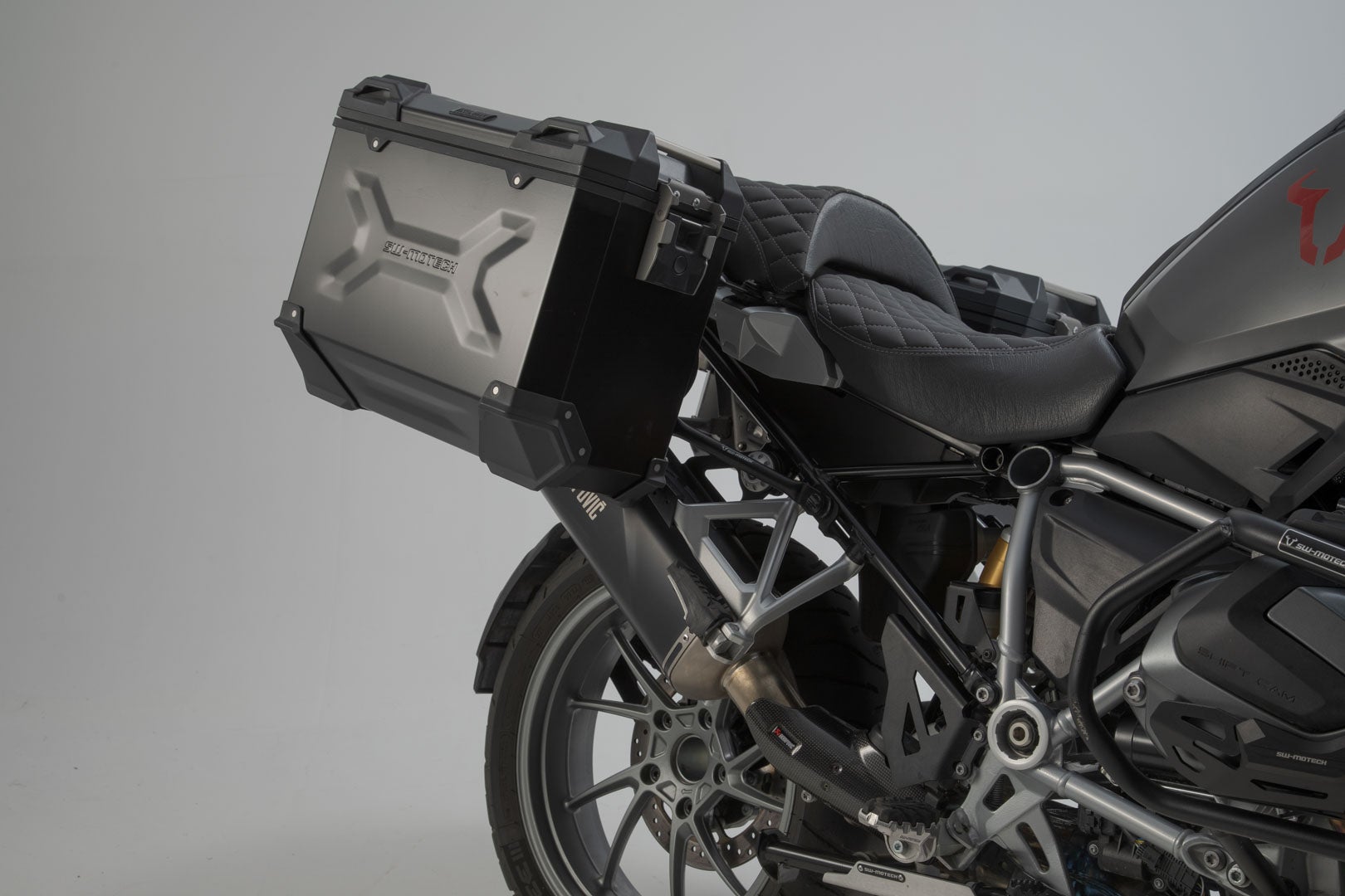 Sistema de caixa de alumínio SW-Motech TRAX ADV + Akrapovic - Preto. 45/37 l. BMW R 1250 GS/Adv/Rallye (18-). Figura 3