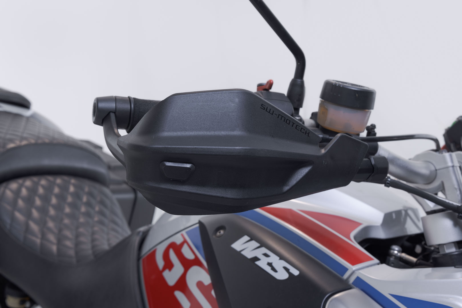 SW-Motech Adventure handskydd kit - Svart. BMW / Kawasaki / Triumph modeller. Figur 3
