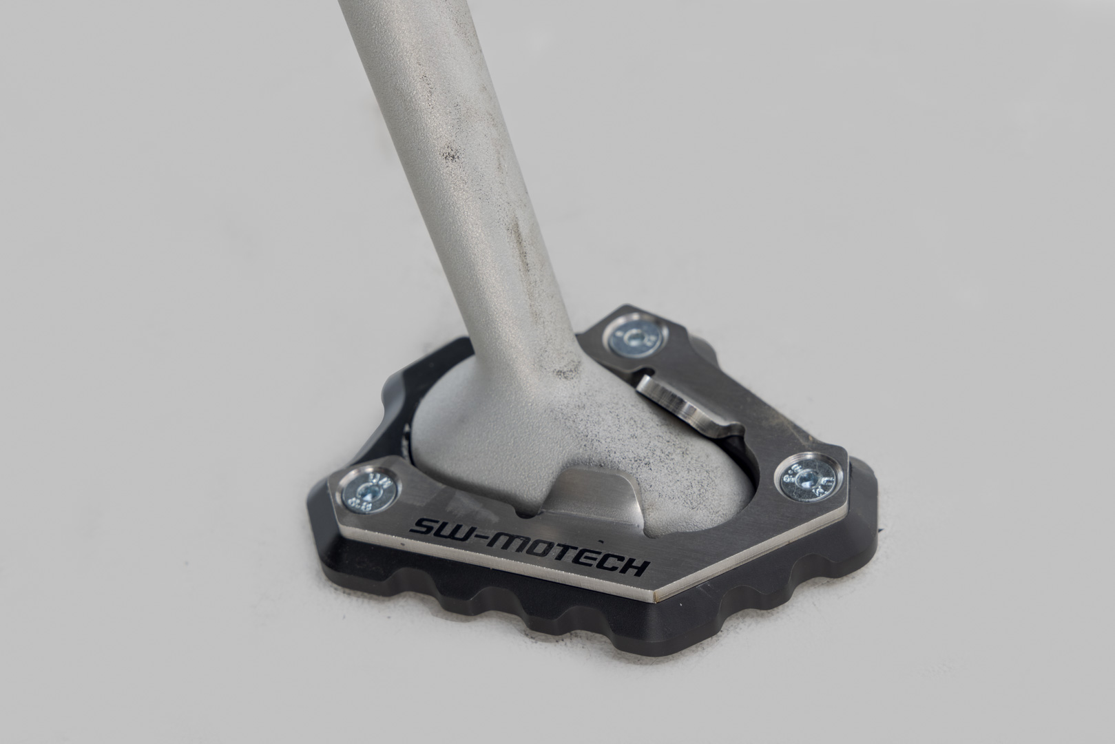 Extensie SW-Motech pentru piciorul lateral - Negru/argintiu. Triumph Speed Triple 1200 RS (21-). Figura 1