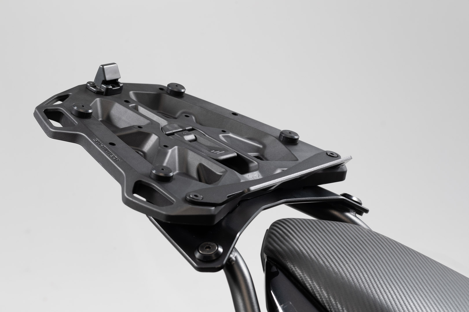 SW-Motech Piastra adattatore per STREET-RACK - Per Givi/Kappa con Monolock. Nero. Figura 1 SW-Motech Piastra adattatore per STREET-RACK - Per Givi/Kappa con Monolock. Nero. Figura 1