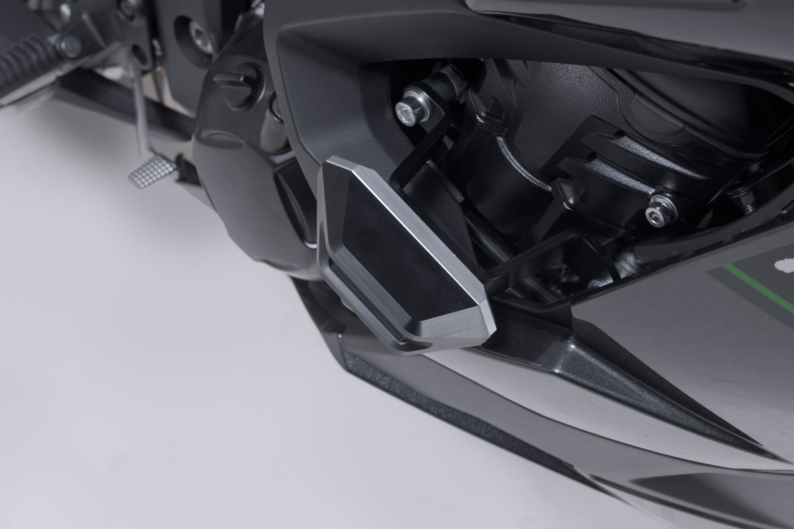SW-Motech Frame slider kit - Svart. Kawasaki Ninja 1000SX, 1100 SX/SE. Figur 5