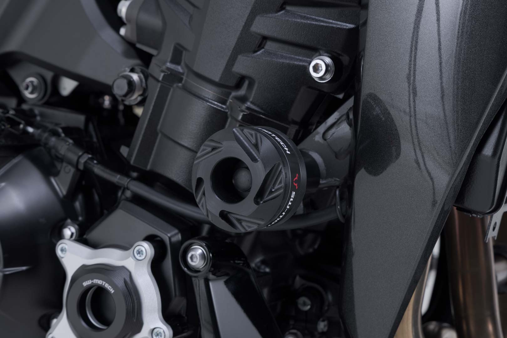 SW-Motech ram-sliderkit – svart. Kawasaki Z900-modeller (16-), Z1100 (25-). Figur 1
