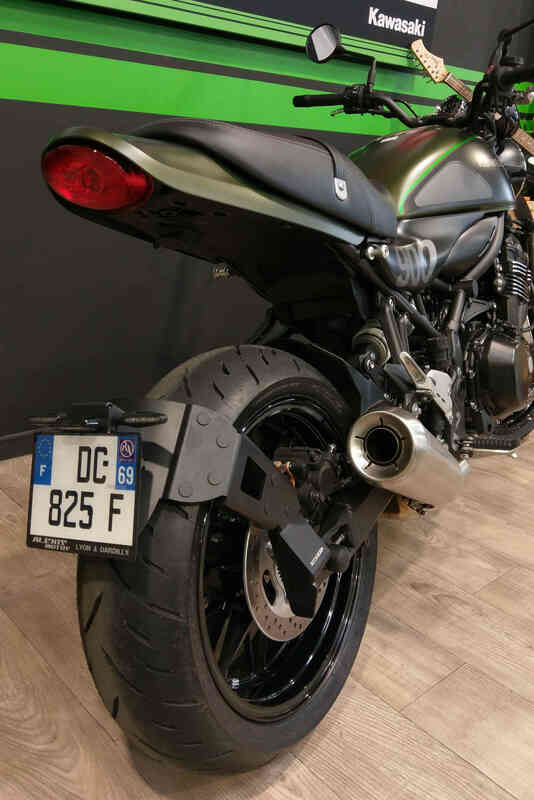Design de acces Suport pentru plăcuțe de înmatriculare "Wheel Mounted" Kawasaki Z900RS negru Deținătorul plăcuței de înmatriculare Figura 1