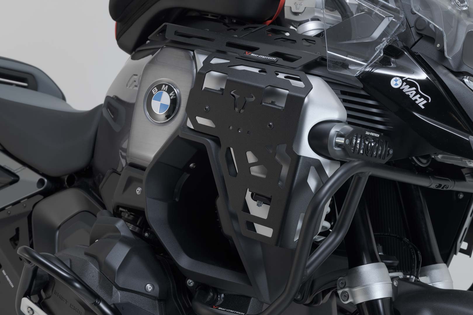 SW-Motech Bagagehylla för tanklock - Svart. BMW R 1300 GS Adventure (24-). Figur 1