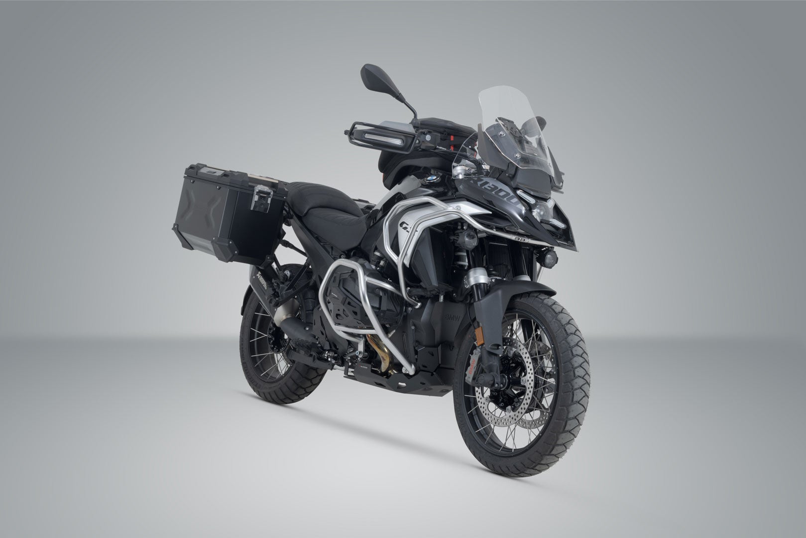 SW-Motech TRAX ADV aluminium case system + Akrapovic - Black. 45/45 l. BMW R 1300 GS (23-). Figure 2