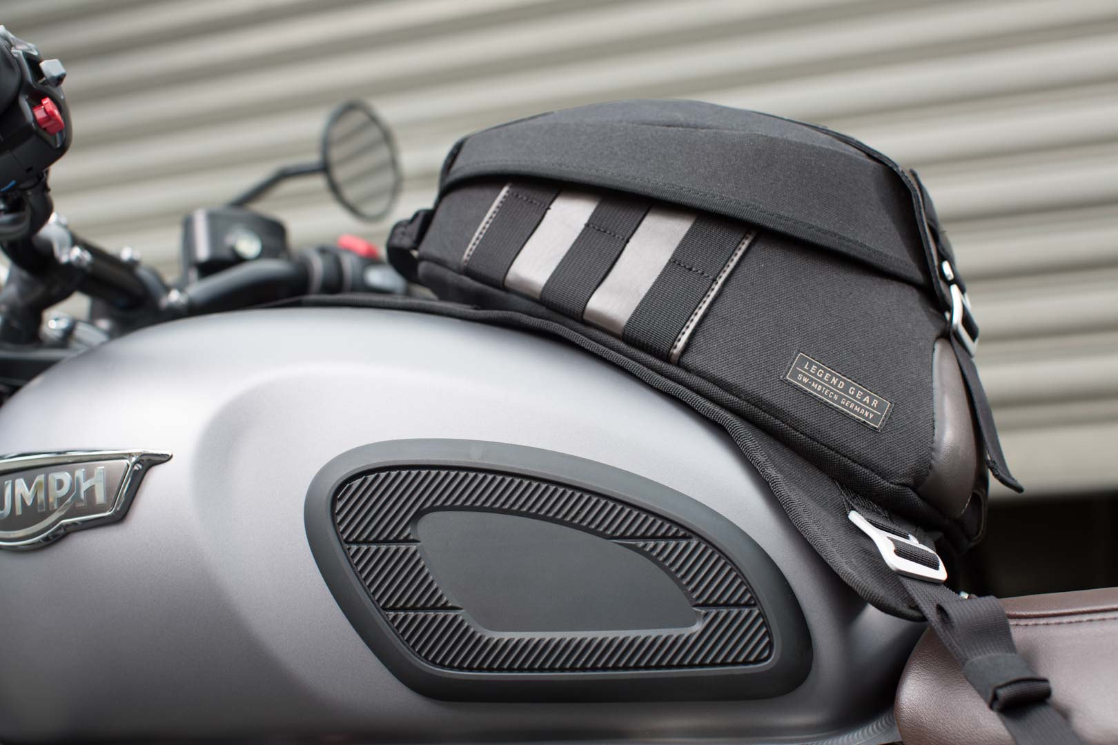 SW-Motech Legend Gear strap tank bag LT2 - 5.5 l. Fixare cureaua. Rezistent la stropi. Figura 3
