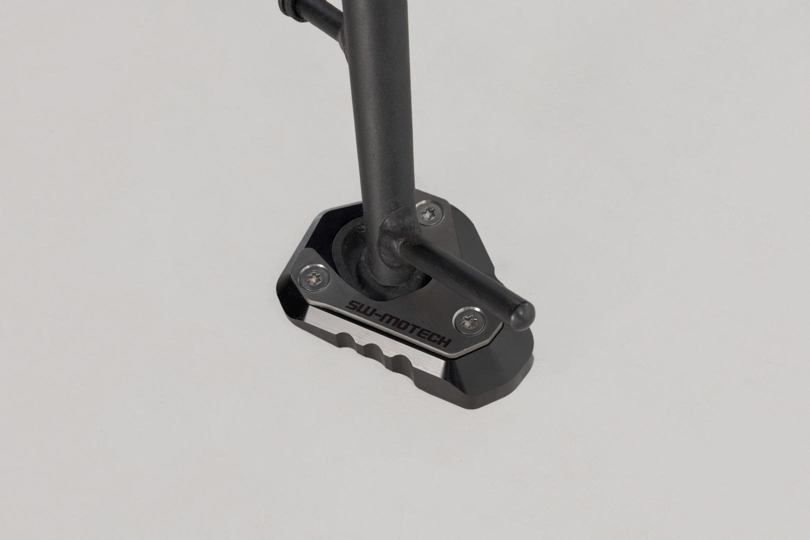 Extensie SW-Motech pentru piciorul lateral - Negru/argintiu. Kawasaki Z650/ Z650RS/ Ninja 650. Figura 1