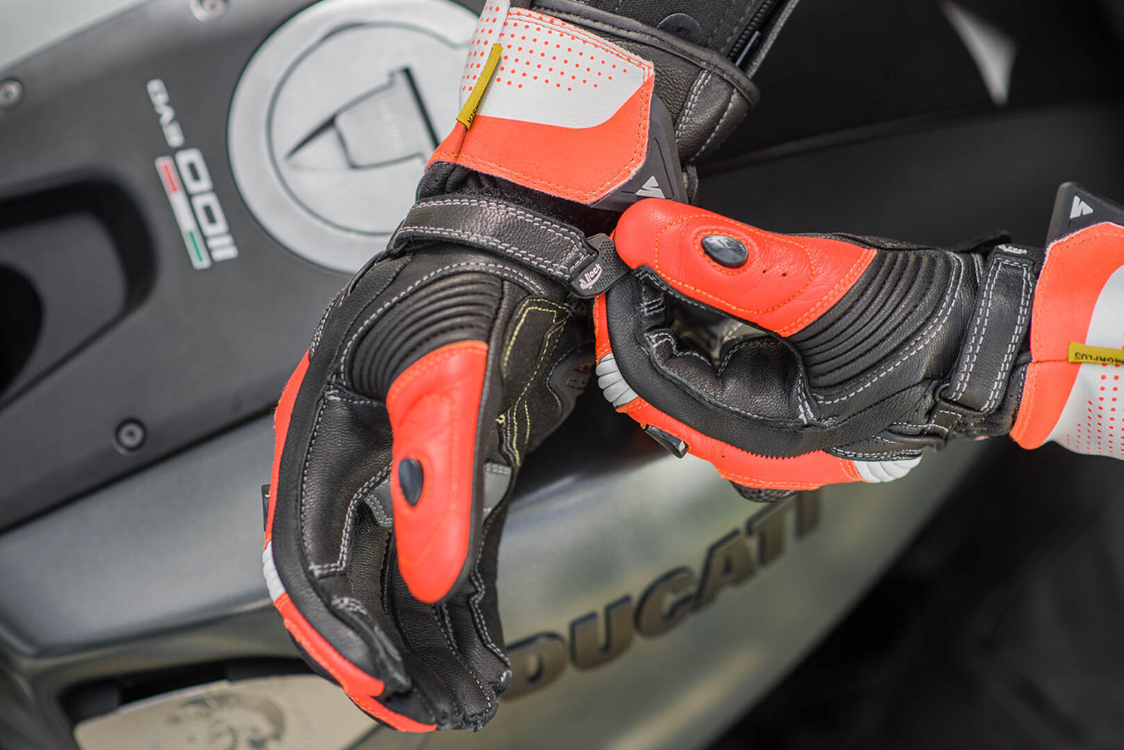SHIMA STR-2 Motorcycle Gloves čierna/biela/červená XL Obrázok 5